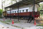 Als Veranstaltungsraum wird der ehemalige SRT บทช. 3 (บทช.=BAC./Bogie All Class Carriage, Hersteller: Cravens Railway Carriage & Wagon Company/Sheffield, Bauj. 1922) im Royal Train Garden Resort bei Chiang Mai verwendet. Bild vom 22.März 2023.