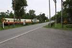Gemeinsam mit der 279 sind auch 3 Wagen, 2 BBT. und 1 BFV., beim Siam Country Club in Pattaya aufgestellt. Bild vom 17.März 2011. 

