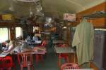 Innenansicht des บกข.12 (บกข. = BRC./Bogie Buffet Carriage, Bogie Restaurant Car)
Daß das Personal eine Rast hält ist nicht verwunderlich, wenn man bedenkt, daß es schon seit 16 Stunden am Zug ist und noch weitere 17 Stunden vor sich hat. 
Aufgenommen am 25.Oktober 2010 während der Fahrt mit dem RAP 167 zwischen Trang und Kantang.