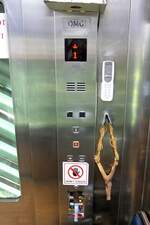 Bedienpaneel in der Fahrgastkabine des Tang Kuan Hill Lift, eine vollständig eingehauste Standseilbahn, in Songkhla am 16.Mai 2025.