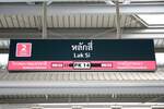 Stationsschild auf Bahnsteig 2 der MRT Lak Si Station (PK14) am 25.März 2024. - Das Schild zeigt den zweisprachigen Stationsnamen mit Code (PK14) sowie die vorherige und nächste Station samt Code.