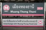 Stationsschild am Bahnsteig der MRT Pink Line (PL) Muang Thon Thani Station (PK10) am 31.Mai 2026.