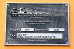 Fabrikschild der SRT Gleisstabilisiermaschine บสน.7, aufgenommen am 19.April 2026 in der Chachoengsao Junction.