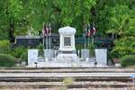 Denkmal zur Einweihung der Königlich Thailändischen Eisenbahn durch König Chulalongkorn (Rama V.) errichtet, der das Eisenbahnsystem in Siam einführte. - Das Denkmal befindet sich in der Hua Lamphong Station am Ende von Gleis 12, genau an der Stelle, an der König Chulalongkorn (Rama V.) die Eröffnungszeremonie des Eisenbahnbetriebs leitete. - Bild vom 01.März 2026.
