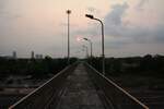 Morgenstimmung auf dem �bergang der Chiang Rak Station am 20.April 2026.