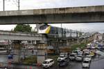 Verkehrsknoten par excellence: MRT YM07 (Hersteller: Bombardier Transportation + CRRC Nanjing Puzhen, Type Innovia Monorail 300) unterfährt am 28.September 2023 kurz vor der Hua Mak Station (YL11) die Trasse des SRTET-Airport Rail Link, und unten Links erkennt man ein Gleis der SRT-Eastern Line.