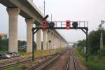 Signalbrcke des Bf. Lat Krabang in Blickrichtung Osten am 04.Dezember 2010. In Hochlage die Trasse des SRTET-Airport Link, welche im Bildhintergrund nach rechts zum Suvarnabhumi International Airport abbiegt.