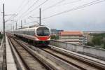 Triebwagen Serie 10xx der Express Line am 10.März 2012 von Suvarnabhumi kommend vor der Station Lat Krabang.