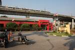 Vorplatzansicht der SRT Hua Mak Station am 21.Februar 2026. - Darüber die Trasse des SRTET Airport Rail Link (ARL) mit einem Triebwagen Serie 20xx der City Line.