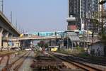 Blick vom Bahnsteig der SRT Hua Mak Station am 21.Februar 2026 in Richtung Osten: MRT YM11 (Hersteller: Bombardier Transportation + CRRC Nanjing Puzhen, Type Innovia Monorail 300) fährt von der Si Kritha Station (YL10) kommend zur MRT Hua Mak St ...