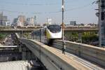 MRT YM03 (Hersteller: Bombardier Transportation + CRRC Nanjing Puzhen, Type Innovia Monorail 300) am 01.März 2026 von der Si Kritha Station (YL10) kommend kurz vor der MRT Hua Mak Station (YL11).