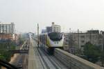 MRT YM25 (Hersteller: Bombardier Transportation + CRRC Nanjing Puzhen, Type Innovia Monorail 300) am 11.Dezember 2023 im Streckenabschnitt der MRT Yellow Line (YL) zwischen der Si Thepha Station (YL21) und der Thipphawan Station (YL22).
