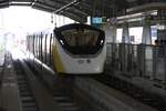 MRT YM27 (Hersteller: Bombardier Transportation + CRRC Nanjing Puzhen, Type Innovia Monorail 300) fährt am 25.März 2024 von der Bang Kapi Station (YL08) kommend in die Lat Phrao 101 Station