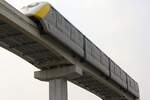 MRT YM08 (Hersteller: Bombardier Transportation + CRRC Nanjing Puzhen, Type Innovia Monorail 300) am 27.April 2023 auf Probefahrt kurz vor der Suan Luang Rama IX Station (YL15).