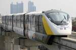 MRT YM23 (Hersteller: Bombardier Transportation + CRRC Nanjing Puzhen, Type Innovia Monorail 300) am 11.Dezember 2023 kurz vor der Samrong Station (YL23).