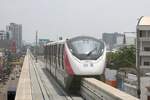 MRT PM27 (Hersteller: Bombardier Transportation + CRRC Nanjing Puzhen, Type Innovia Monorail 300) nähert sich am 25.März 2024 von der Khae Rai Station (PK02) kommend der Sanambin Nam Station
