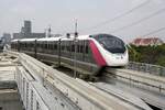 MRT PM26 (Hersteller: Bombardier Transportation + CRRC Nanjing Puzhen, Type Innovia Monorail 300) fährt am 25.März 2024 von der dortige Wendeanlage in die MRT Nonthaburi Civic Center Station (PK01).