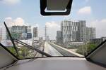 Blick aus dem MRT PM37 (Hersteller: Bombardier Transportation + CRRC Nanjing Puzhen, Type Innovia Monorail 300) auf den Streckenabschnitt zwischen den MRT Stations Chaeng Watthana 14 (PK11) und Muang Thon Thani (PK10). - Bild vom 31.Mai 2026.