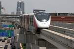 MRT PM37 (Hersteller: Bombardier Transportation + CRRC Nanjing Puzhen, Type Innovia Monorail 300) halt am 31.Mai 2026 soeben die  Station Muang Thon Thani (PK10) verlassen.