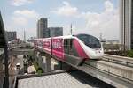 MRT PM09 (Hersteller: Bombardier Transportation + CRRC Nanjing Puzhen, Type Innovia Monorail 300) halt am 31.Mai 2026 soeben die  Station Muang Thon Thani (PK10) verlassen.