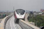 MRT PM39 (Hersteller: Bombardier Transportation + CRRC Nanjing Puzhen, Type Innovia Monorail 300) am 31.Mai 2026 von der Muang Thon Thani Station (PK10) kommend in Richtung Impact Muang Thon Thani Station (MT01) fahrend.