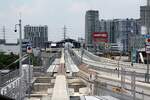In der MRT Muang Thon Thani Station (PK10) zweigt die Muang Thon Thani Line (MT) von der MRT Pink Line (PL) ab. - Das Bild vom 31.Mai 2026 zeigt rechts die Trasse der Pink Line (PL) und links die Einfahrtsweiche der Muang Thon Thani Line (MT).