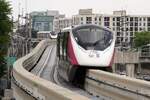 MRT PM04 und PM29 (Hersteller: Bombardier Transportation + CRRC Nanjing Puzhen, Type Innovia Monorail 300) am 31.Mai 2026 zwischen den Stations Lak Si Station (PK14) und Rajabhat Phranakhon (PK15).