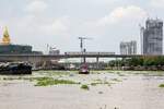 Skytrain Bridge der MRT Blue Line �ber den Chao Phraya mit einem dreiteiligen Zug (Mc-T-Mc) am 01.Juni 2026.