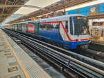 Bangkok BTS Skytrain Zug 1145 der Silom Line in Richtung National Stadium in der Station Ratchadamri, 20.02.2023.