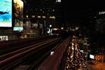 Verkehr Bangkoks: BTS (Skytrain) Triebzug hat als Linie 35 die Hst. Ashok verlassen. 1. August 2017