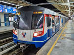 Bangkok BTS Skytrain Zug 1846 der Silom Line in Richtung Bang Wa in der Station National Stadium, 20.02.2023.