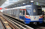 Ein Zug der BTS Skytrain. Station Nana. 08.08.2016, Bangkok.