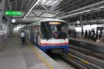 BTS (Skytrain) Triebwagen 1157 ist am 27.März 2017 in der Bang Wa Station (S12) angekommen.