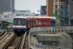 Ein Skytrain-Triebwagen hat die BTS Siam Station (CEN) in Richtung BTS Mo Chit Station (N8) verlassen. Links im Hintergrund erkennt man die BTS National Stadium Station (W1). 22.Mai 2007.