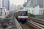 BTS (Skytrain) Triebwagen 1120 hat am 16.März 2011 die Asok Station (E4) verlassen und fährt in Richtung Nana Station (E3).