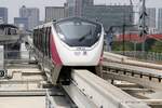 MRT PM26 (Hersteller: Bombardier Transportation + CRRC Nanjing Puzhen, Type Innovia Monorail 300) fährt am 25.März 2024 von der MRT Nonthaburi Civic Center Station (PK01) in die dortige