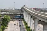 'Monorail �ber Alles' k�nnte man sagen: - MRT PM23 (Hersteller: Bombardier Transportation + CRRC Nanjing Puzhen, Type Innovia Monorail 300) am 31.Mai 2026 von der Maiyalap Station (PK20) kommend in Richtung Vacharaphol Station (PK21) fahrend.