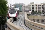 MRT PM29 und PM04 (Hersteller: Bombardier Transportation + CRRC Nanjing Puzhen, Type Innovia Monorail 300) am 31.Mai 2026 zwischen den Stations Lak Si Station (PK14) und Rajabhat Phranakhon (PK15).