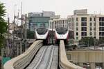 MRT PM29 und PM04 (Hersteller: Bombardier Transportation + CRRC Nanjing Puzhen, Type Innovia Monorail 300) am 31.Mai 2026 zwischen den Stations Lak Si Station (PK14) und Rajabhat Phranakhon (PK15).