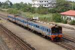 COM 304 (Lop Buri - Hua Lamphong) mit dem THN 1124 als letztes Fahrzeug fährt am 26.März 2024 durch die Chiang Rak Station.