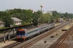 Sp.EXP 7 (Krung Thep Aphiwat - Chiang Mai) mit dem APD.60 2527 als letztes Fahrzeug fährt am 26.März 2024 durch die Chiang Rak Station.