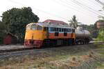 Brandschutzzug für den Sonderzug 902 (Ayutthaya - Hua Lamphong) mit GEK 4028 (Co'Co', de, General Electric, Bj.1963, Fab.Nr. 34877) und บ.ท.ค.126021 (บ.ท.ค. =B.O.T./Bogie Oil Tank Wagon) am 26.März 2024 kurz nach der Ayutthaya Station.