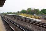Extra für den Betrieb mit den ex JR East KIHA 40/48 zwischen Don Muang und Ayutthaya wurden in den Haltepunkten hohe Bahnsteige mit der Länge eines 3-Wagenzuges errichtet. - Im Bild vom 20.April 2026 der neu errichteten hohen Bahnsteig in der Chiang Rak Station.