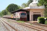 QSY 5207 (Co'Co', de, CRRC Qishuyan, Bj.2021) fährt am 28.Februar 2026 mit dem ORD 201 (Hua Lamphong - Phitsanulok) durch die Chitralada Station.