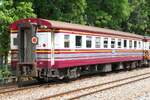 บชส. 1324 (บชส. =BTC./Bogie Third Class Carriage) als letztes Fahrzeug des ORD 201 (Hua Lamphong - Phitsanulok) am 28.Februar 2026 in der Ramathibodi Hospital Station.