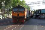 GEA 4554 (Co'Co', de, General Electric, Bj.1995) am 28.Februar 2026 mit dem COM 341 (Hua Lamphong - Kaeng Khoi) auf der EK mit der Thanon Phetchaburi.