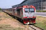 QSY 5207 (Co'Co', de, CRRC Qishuyan, Bj.2021) fährt am 01.März 2026 mit dem ORD 202 (Phitsanulok - Hua Lamphong) aus der Bang Sue Junction.
