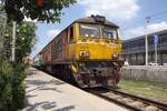 AHK 4226 (Co'Co', de, Krupp, Bj.1980, Fab.Nr. K-5487) fährt am 01.März 2026 mit dem ORD 234 (Surin - Hua Lamphong) in die Bang Sue Junction ein.