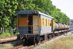 บ.พ.ห.50007 (บ.พ.ห.= B.B.V./Bogie Brake Van) am 02.März 2026 als letztes Fahrzeug des Freight 2133 (Mae Nam - Bang Sue) kurz nach der EK mit der Thanon Si Ayutthaya.