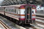 บชส. 1364 (บชส. =BTC./Bogie Third Class Carriage; die BTC. 1348 - 1373 wurden von 1981 im Workshop Makkasan hergestellt) als letztes Fahrzeug des ORD 202 (Phitsanulok - Hua Lamphong) am 31.Mai 2026 in der SRTET Lak Si Station.